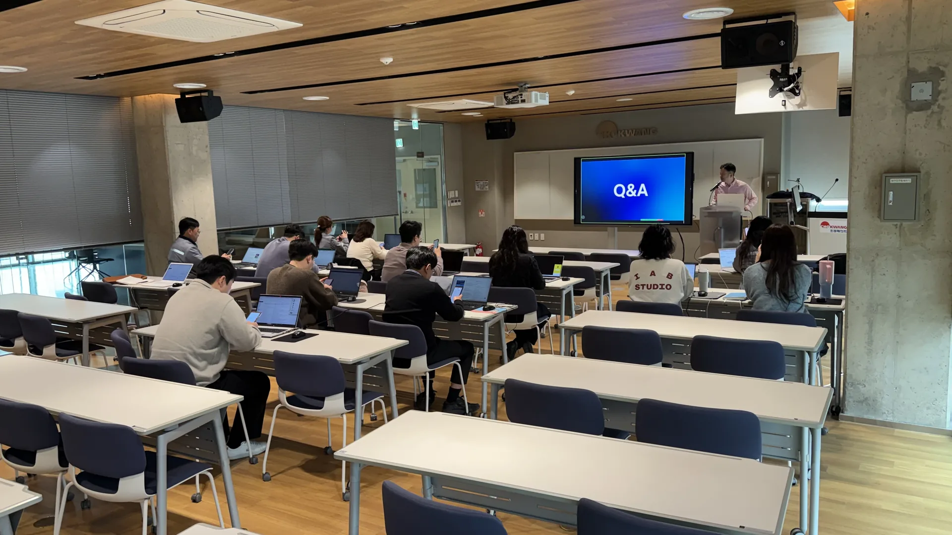 조광페인트 그룹별 AI 활용 교육 현장 사진 2