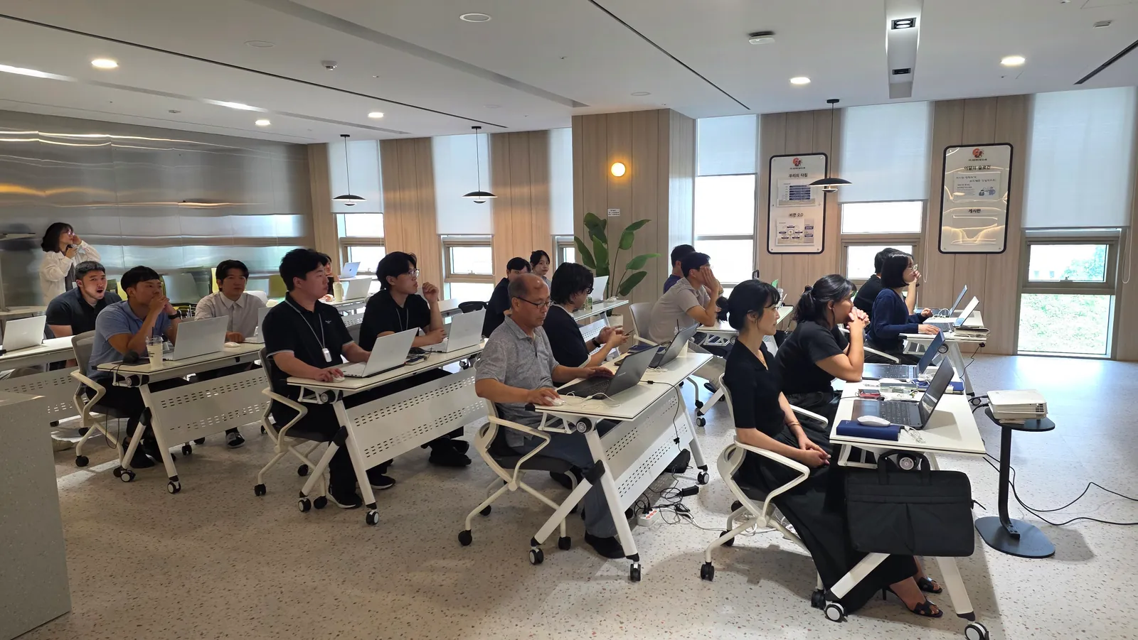 씨유메디칼시스템 Claude Team 도입 기초 활용 교육 현장 사진 2