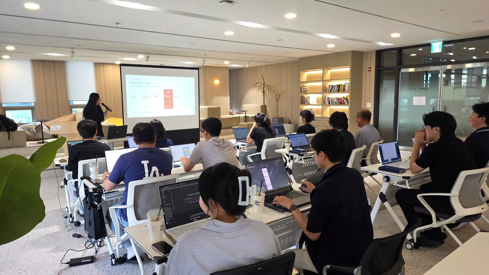 씨유메디칼시스템 Claude Team 도입 기초 활용 교육 현장 사진 4