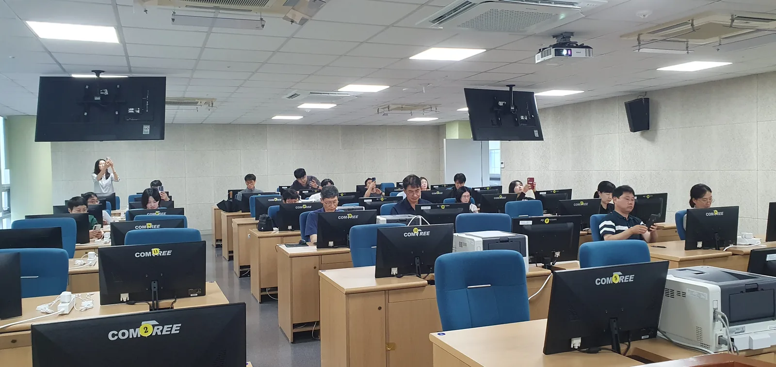 조사관 대상 AI 활용 기업 분석 실무 교육 현장 사진 3
