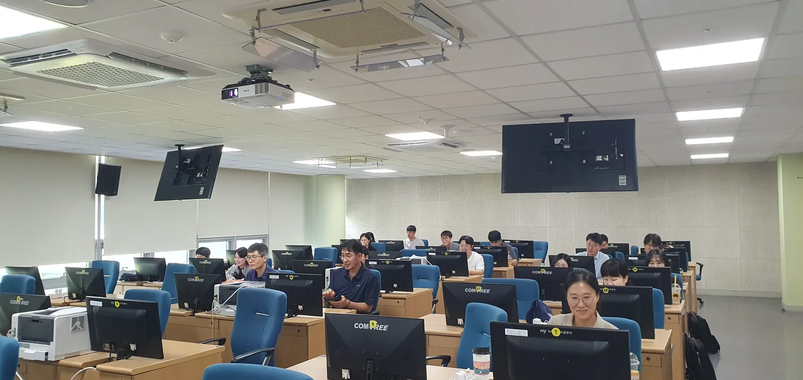 조사관 대상 AI 활용 기업 분석 실무 교육 현장 사진 9