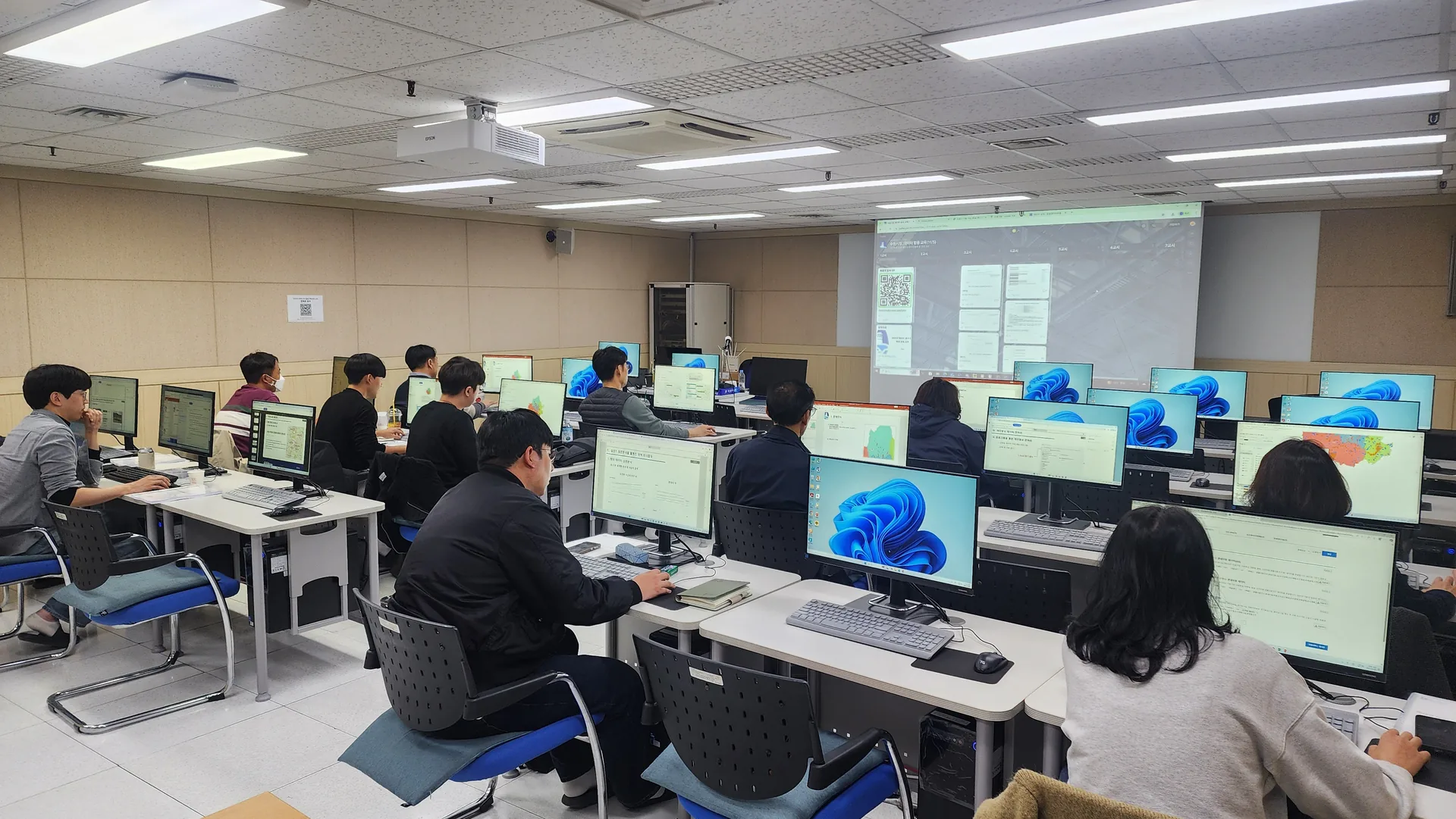 수원시청 공공데이터 역량 강화 교육 현장 사진 1